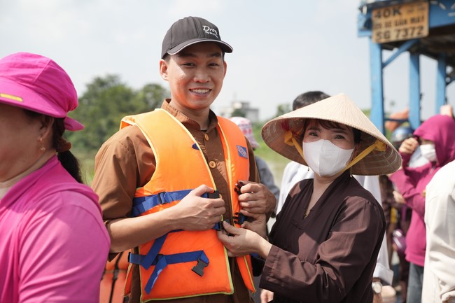 Freeing of creatures at Binh My ferry