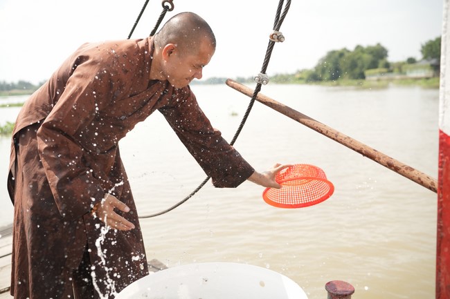 Freeing of creatures at Binh My ferry