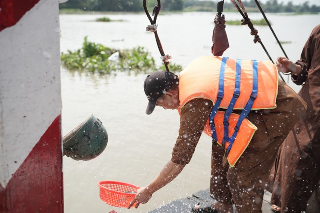 Freeing of creatures at Binh My ferry