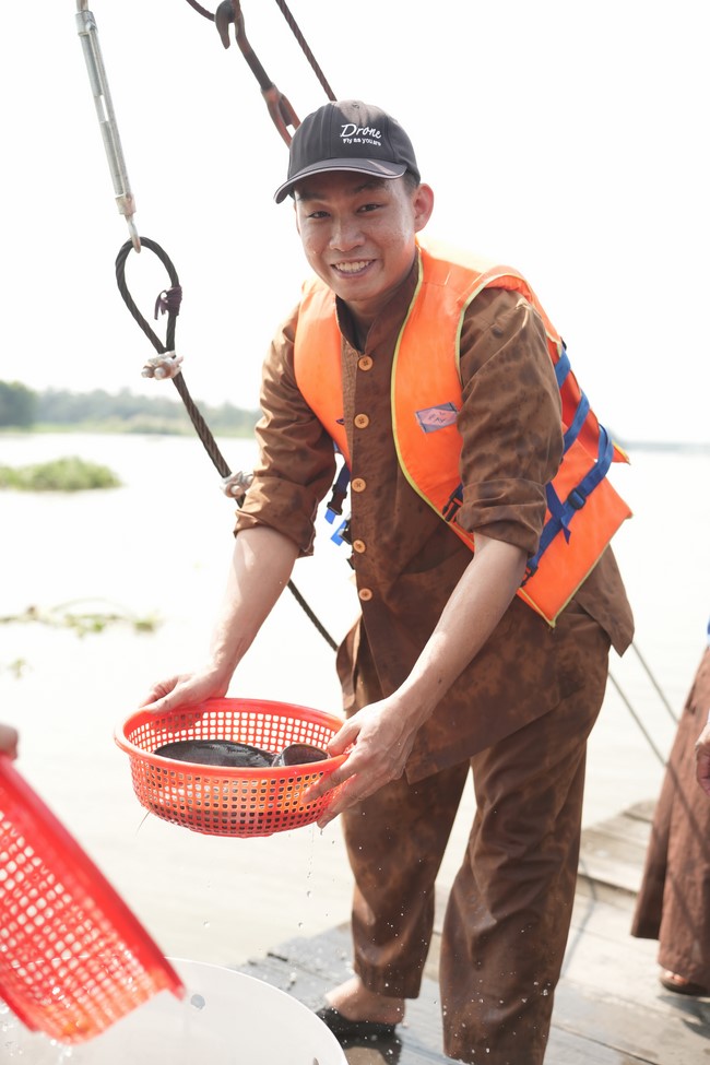 Freeing of creatures at Binh My ferry