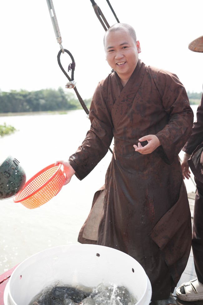 Freeing of creatures at Binh My ferry