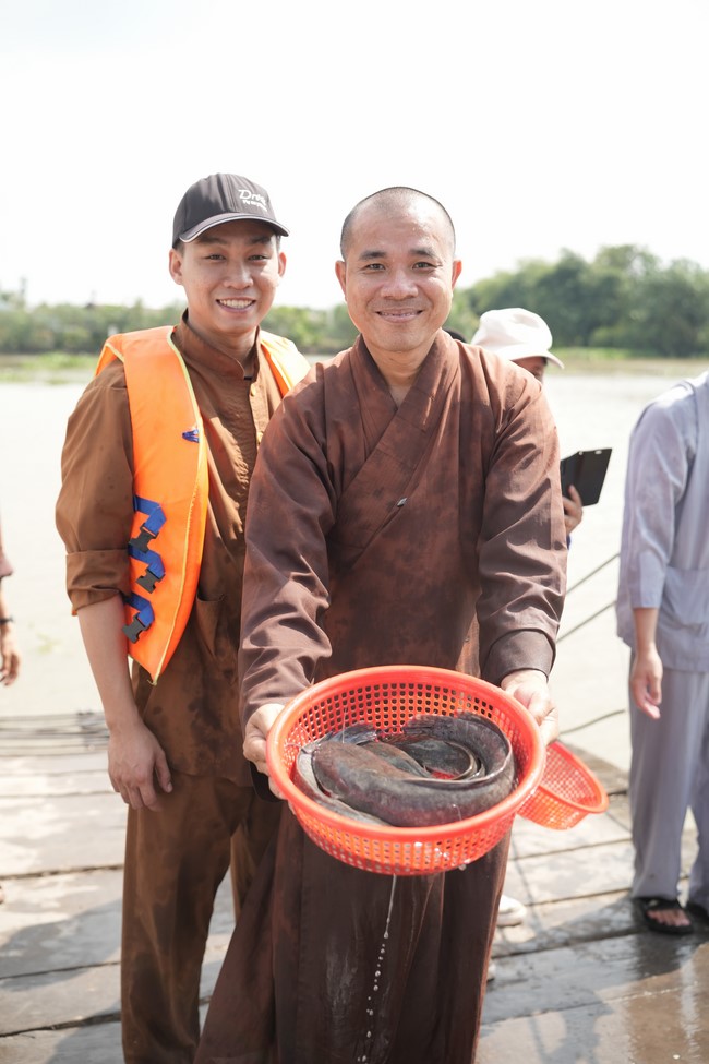 Freeing of creatures at Binh My ferry