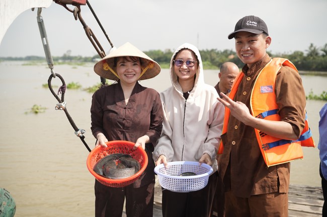 Freeing of creatures at Binh My ferry