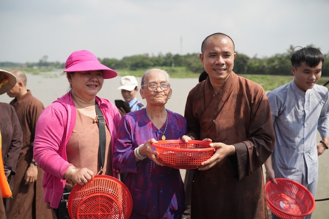 Freeing of creatures at Binh My ferry