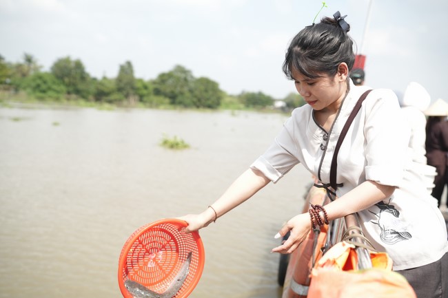 Freeing of creatures at Binh My ferry