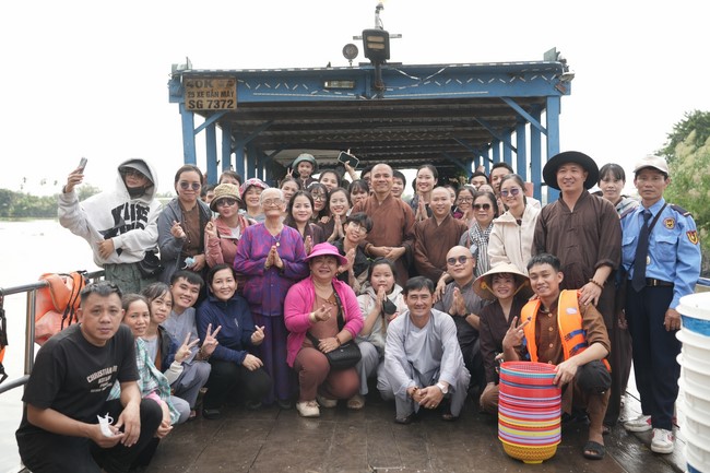 Freeing of creatures at Binh My ferry