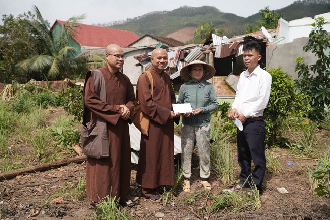 Từ thiện: Cứu trợ sau bão lũ tại tỉnh Gia Lai (tỉnh Bình Định cũ)
