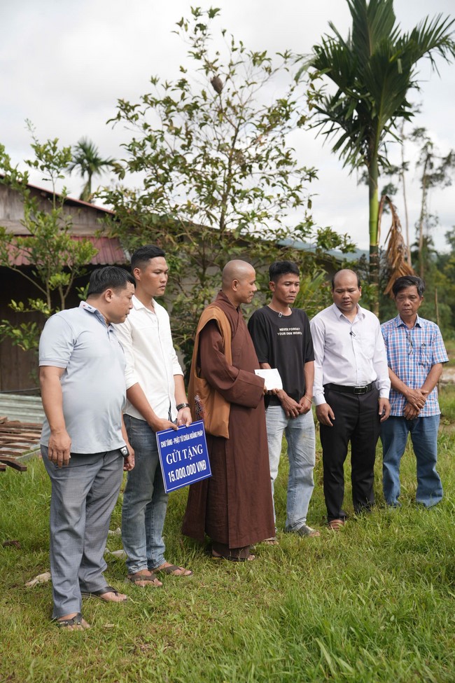 Từ thiện: Cứu trợ sau bão lũ tại Đà Nẵng