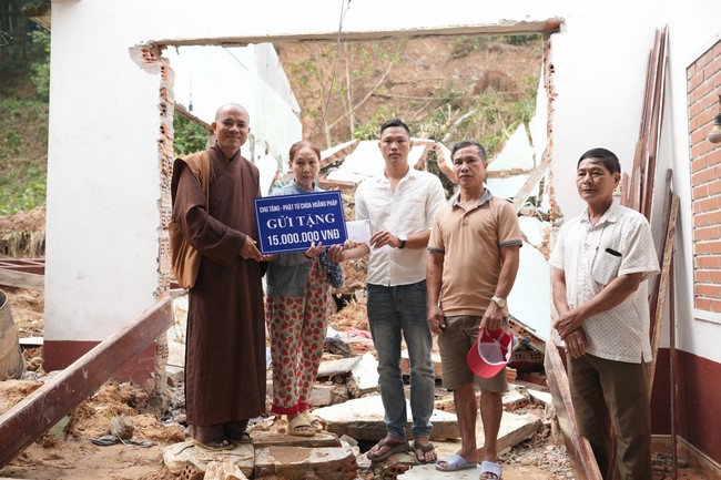 Từ thiện: Cứu trợ sau bão lũ tại Đà Nẵng