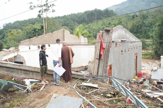 Từ thiện: Cứu trợ sau bão lũ tại Đà Nẵng