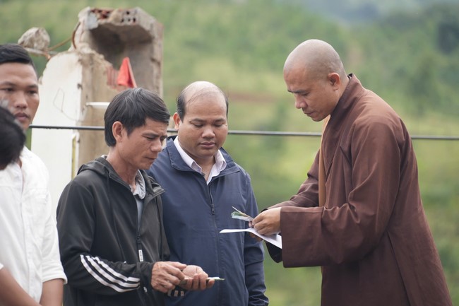 Từ thiện: Cứu trợ sau bão lũ tại Đà Nẵng