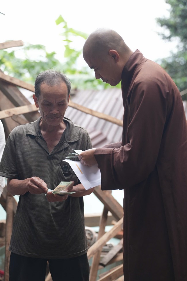 Từ thiện: Cứu trợ sau bão lũ tại Đà Nẵng