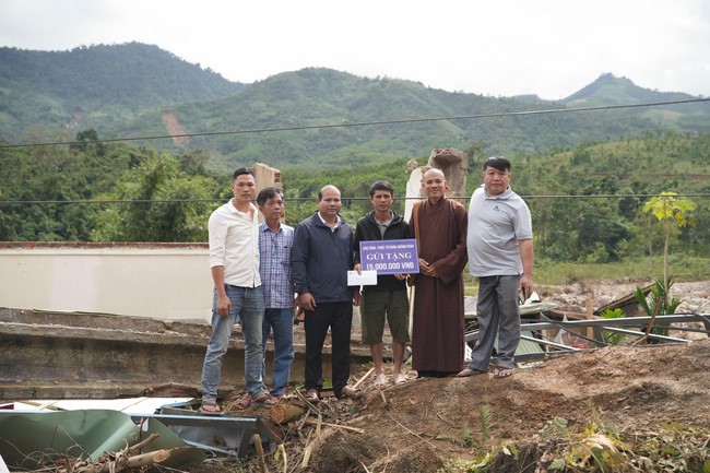 Từ thiện: Cứu trợ sau bão lũ tại Đà Nẵng