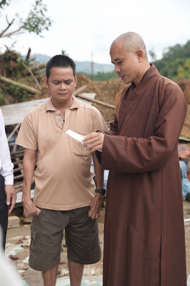 Từ thiện: Cứu trợ sau bão lũ tại Đà Nẵng