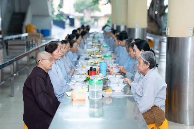 The contest to learn about the teachings for Buddhists at the pagoda