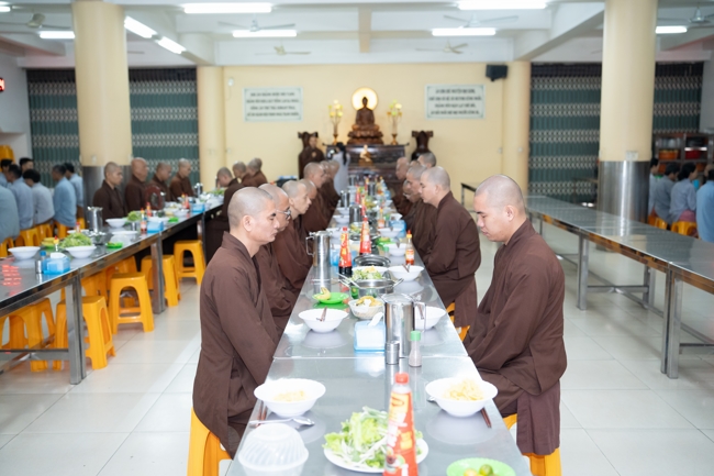 The contest to learn about the teachings for Buddhists at the pagoda