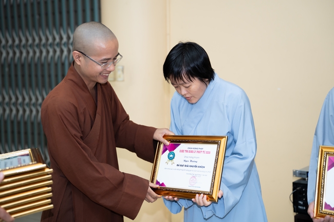 The contest to learn about the teachings for Buddhists at the pagoda
