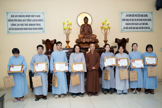 The contest to learn about the teachings for Buddhists at the pagoda
