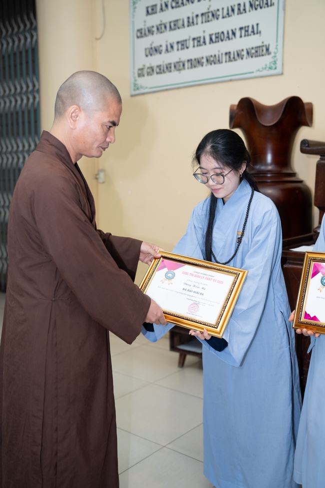 The contest to learn about the teachings for Buddhists at the pagoda