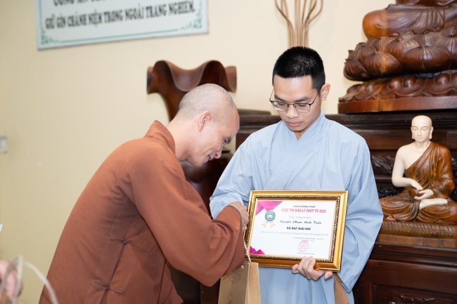 The contest to learn about the teachings for Buddhists at the pagoda
