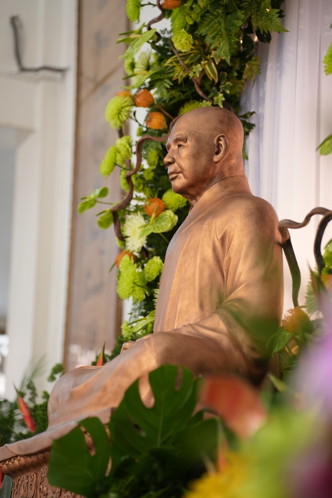 Chư Tăng Ni và Phật tử môn đồ pháp quyến trở về đảnh lễ Thầy Tổ nhân ngày húy kỵ Cố Trưởng lão Hòa thượng Ngộ Chân Tử - Tổ Sư khai sơn chùa Hoằng Pháp