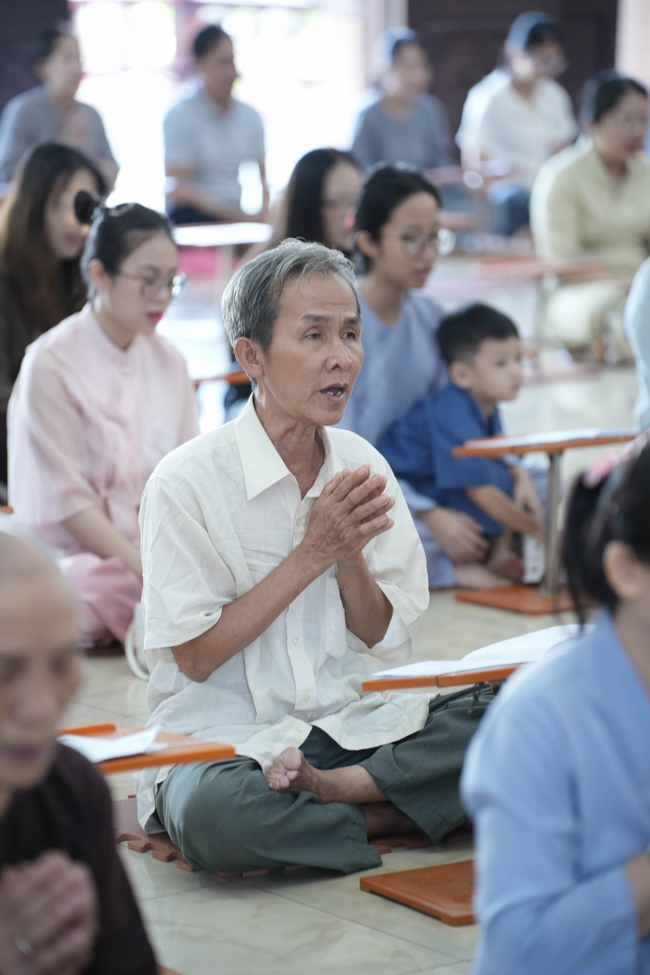 Phóng sinh tại bến phà Bình Mỹ