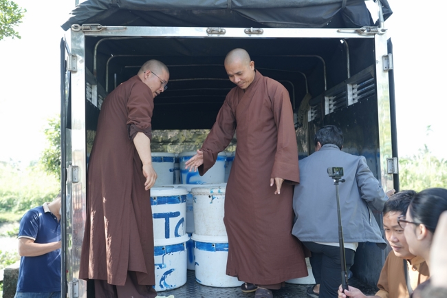 Phóng sinh tại bến phà Bình Mỹ