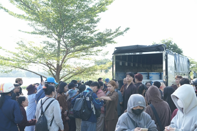 Phóng sinh tại bến phà Bình Mỹ