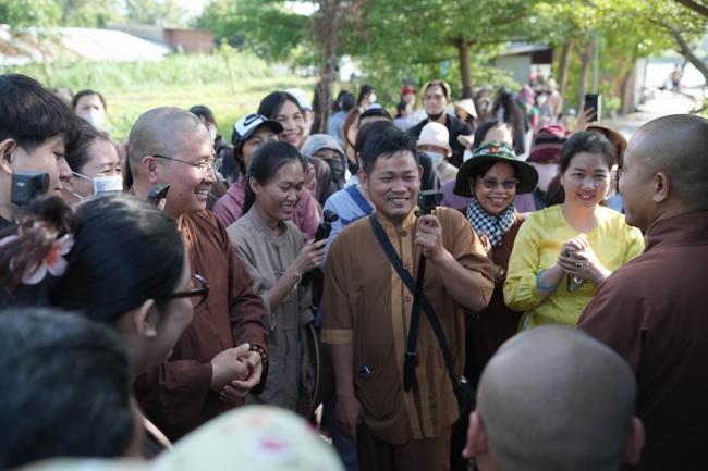 Phóng sinh tại bến phà Bình Mỹ