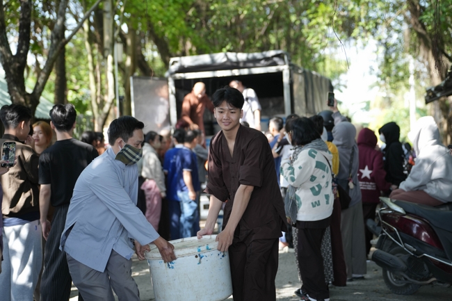 Phóng sinh tại bến phà Bình Mỹ