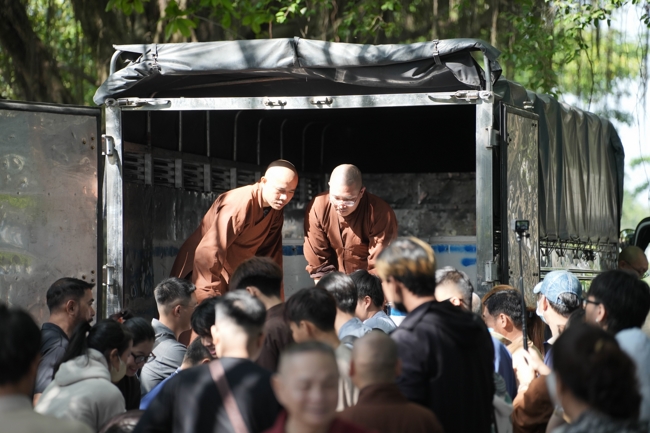 Phóng sinh tại bến phà Bình Mỹ