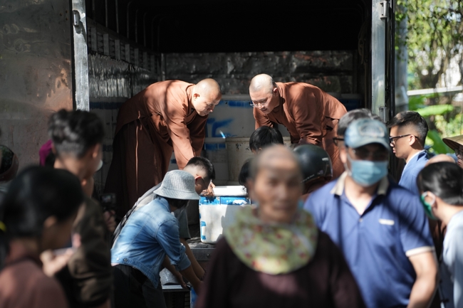 Phóng sinh tại bến phà Bình Mỹ