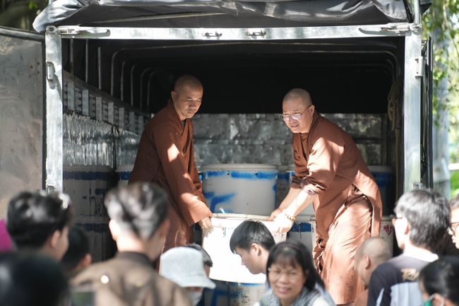 Phóng sinh tại bến phà Bình Mỹ