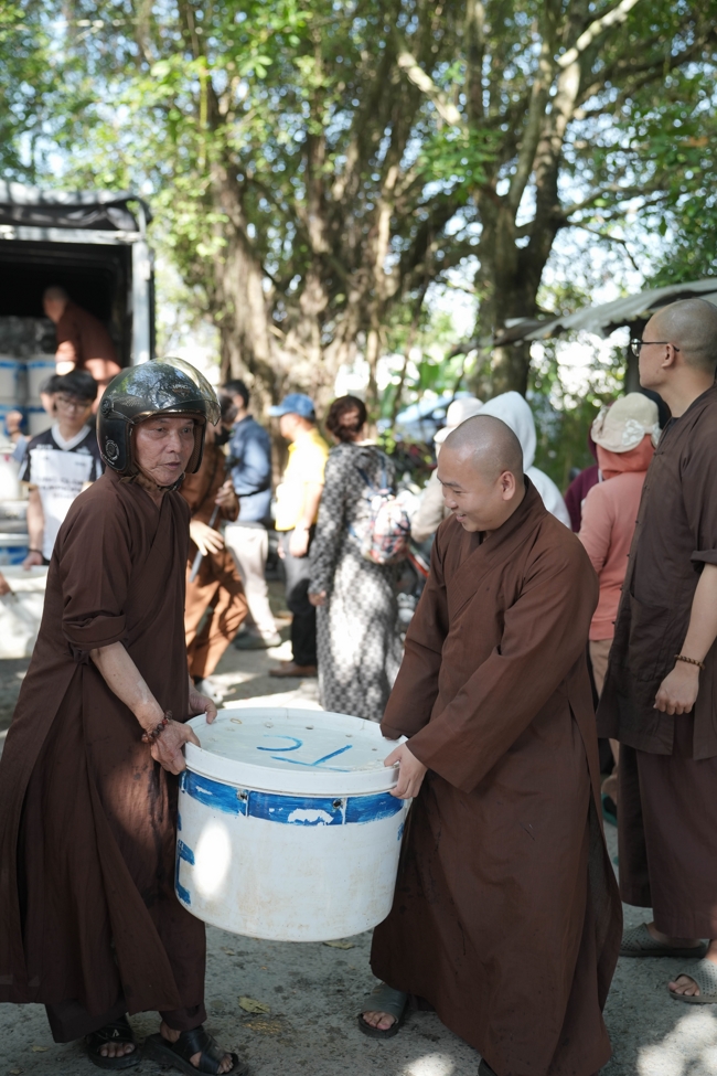 Phóng sinh tại bến phà Bình Mỹ