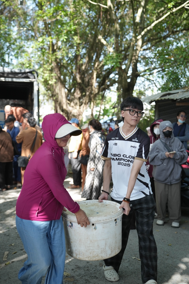 Phóng sinh tại bến phà Bình Mỹ