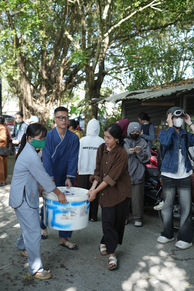 Phóng sinh tại bến phà Bình Mỹ