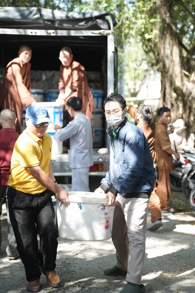 Phóng sinh tại bến phà Bình Mỹ