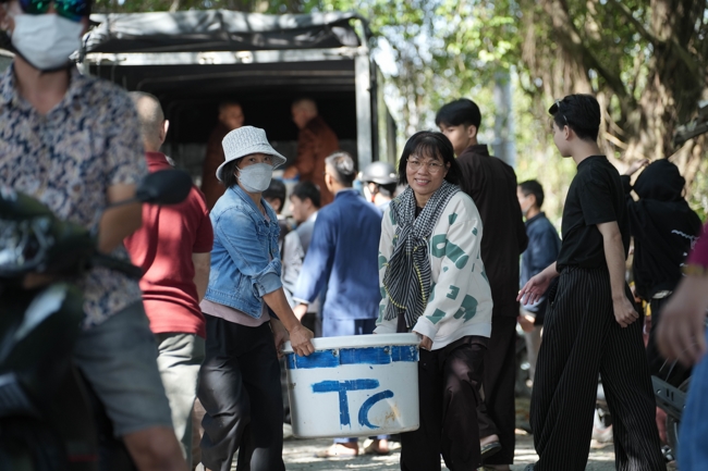 Phóng sinh tại bến phà Bình Mỹ