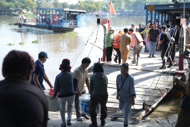 Phóng sinh tại bến phà Bình Mỹ