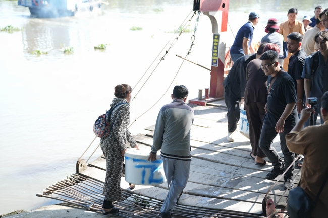 Phóng sinh tại bến phà Bình Mỹ