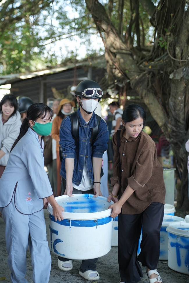 Phóng sinh tại bến phà Bình Mỹ