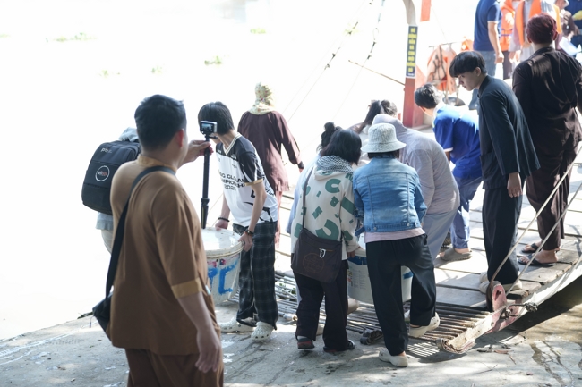 Phóng sinh tại bến phà Bình Mỹ