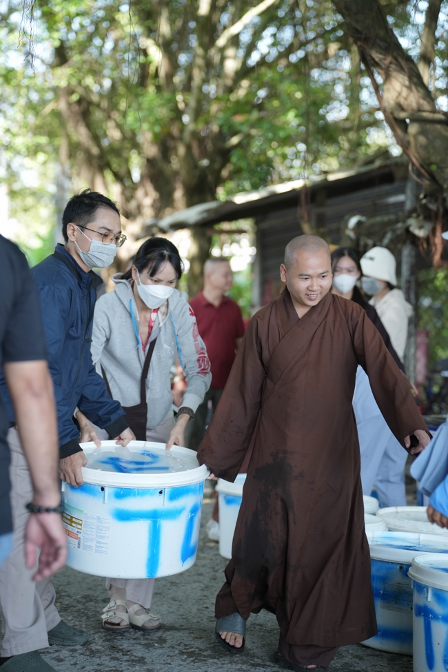 Phóng sinh tại bến phà Bình Mỹ