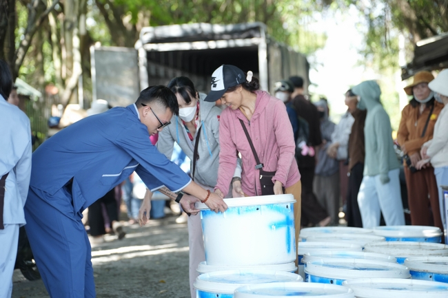 Phóng sinh tại bến phà Bình Mỹ