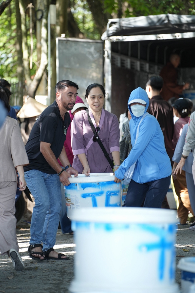 Phóng sinh tại bến phà Bình Mỹ