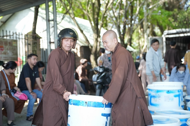 Phóng sinh tại bến phà Bình Mỹ