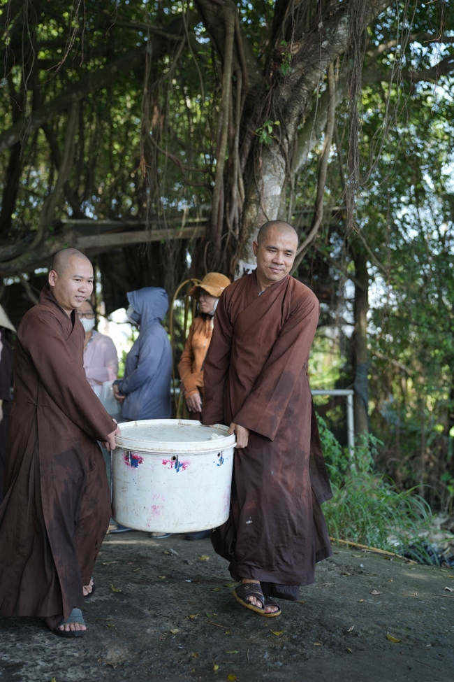 Phóng sinh tại bến phà Bình Mỹ