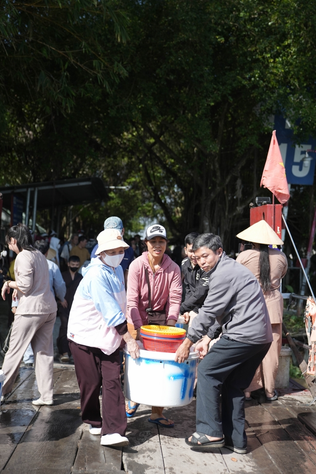 Phóng sinh tại bến phà Bình Mỹ