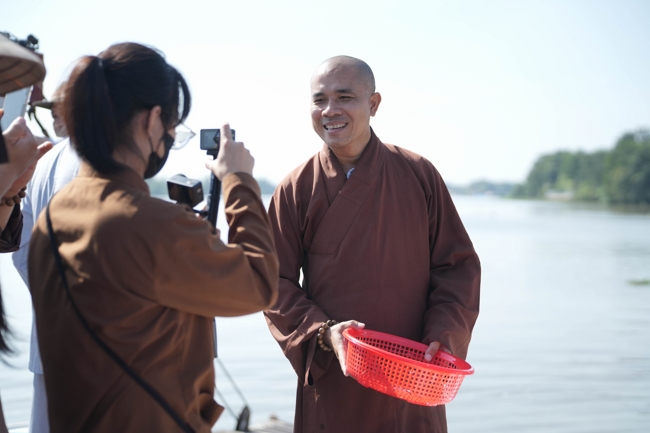 Phóng sinh tại bến phà Bình Mỹ