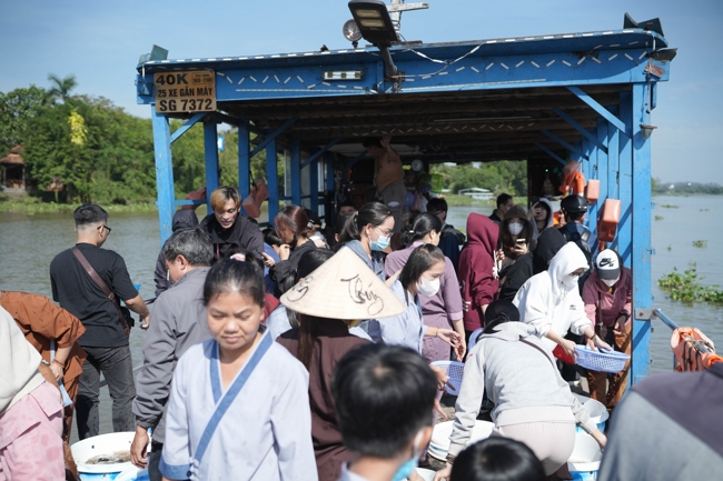 Phóng sinh tại bến phà Bình Mỹ